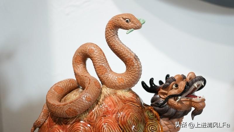 属龙的人在感情里超有主见，不会盲目恋爱，会谨慎选对象。那属龙人和哪个星座婚配最合