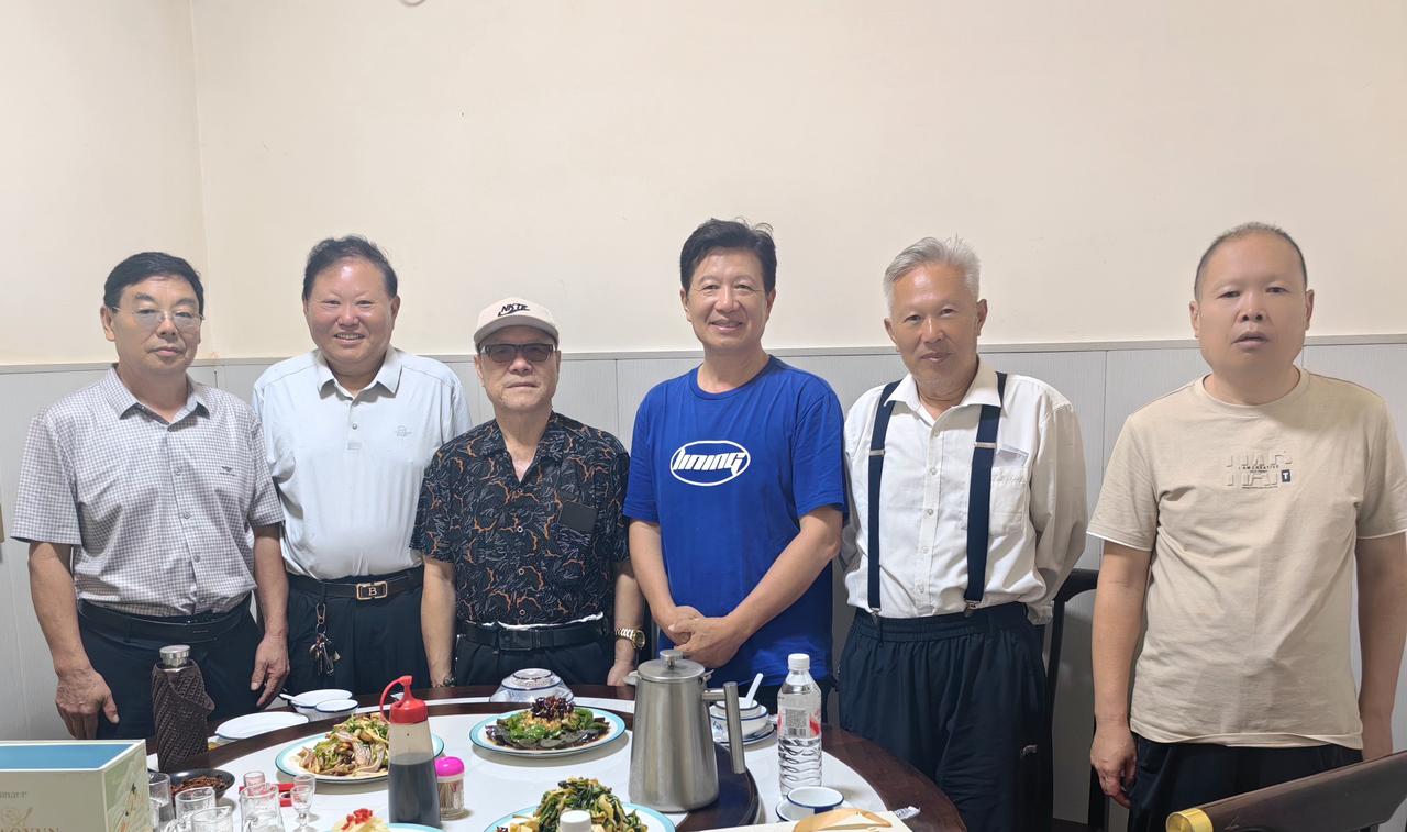 【小酌雅聚】在北京时，弟子金川就三番五次打听返邳日，非要由他接风不可。这些年，发