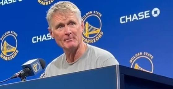 NBA季前赛国王对阵勇士，格林迷之操作让库里直接捂脸
比赛结束后，这一幕依然在社
