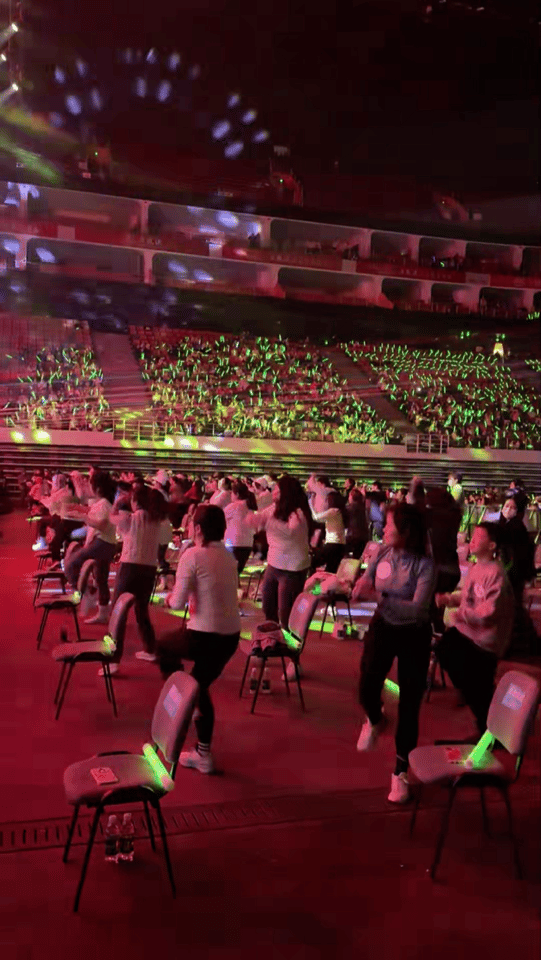 刘畊宏[超话]  在刘畊宏演唱会跳疯了  谁家好人看演唱会跳操啊  不愧是最爱带