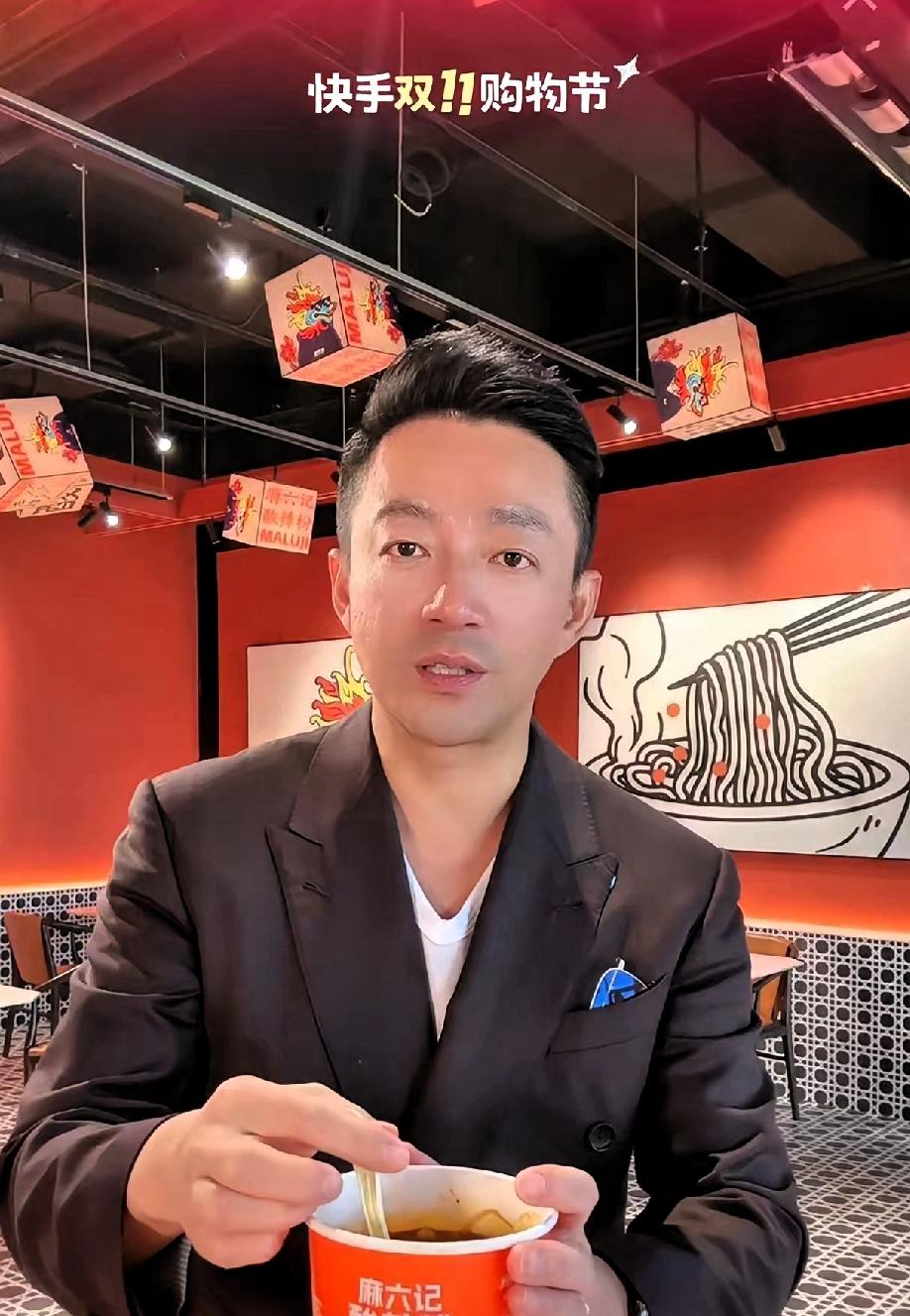 汪总和筱梅要冲双十一了，他们准备直播八个小时，不停的播。
汪总一开始卖得挺好，很