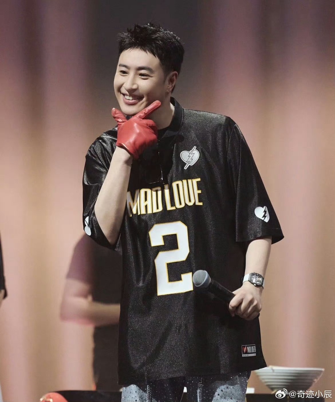 潘玮柏谁教你这么以身相许的 潘玮柏佛山演唱会名场面来袭！即兴以身相许引爆全场，反