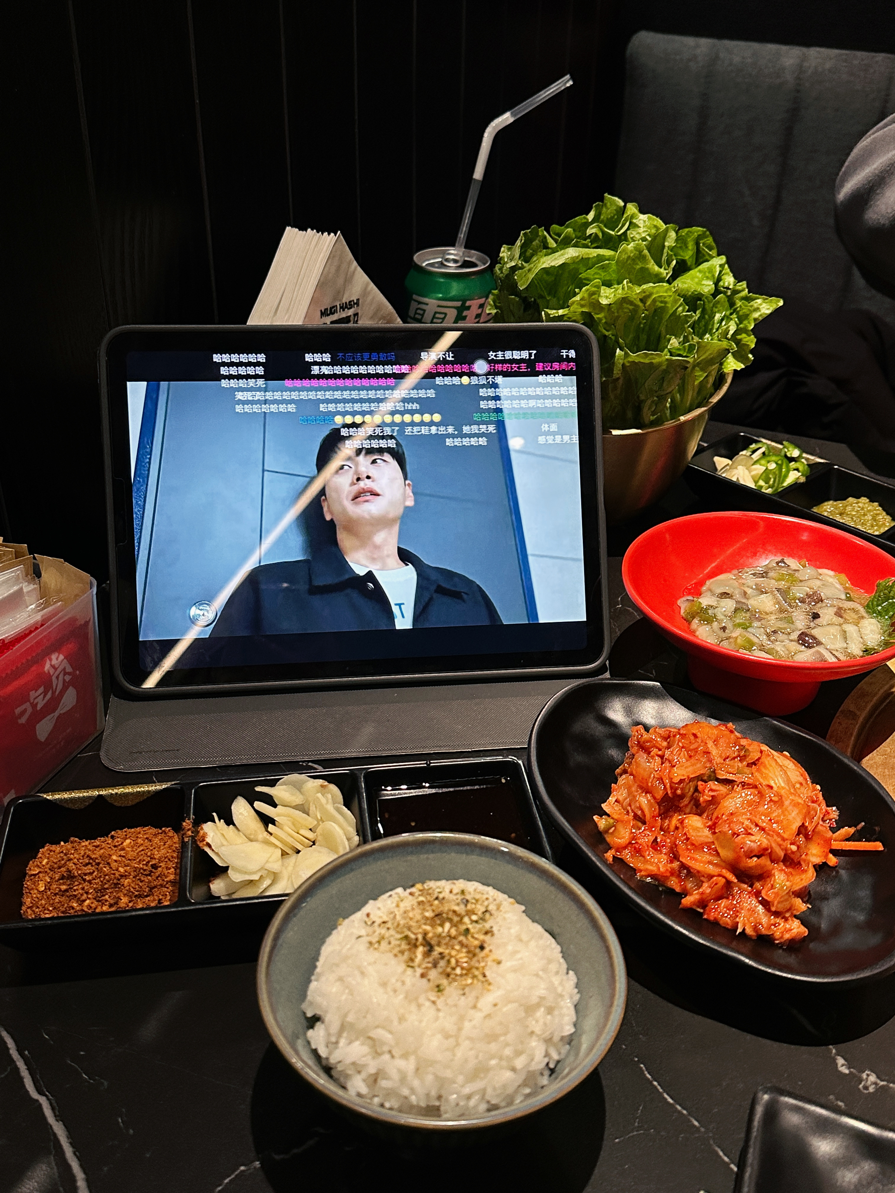 昨天去麦召吃烤肉啦！原本想吃自助的，可惜货不全只有单点，份量很足，点了四盘肉已经