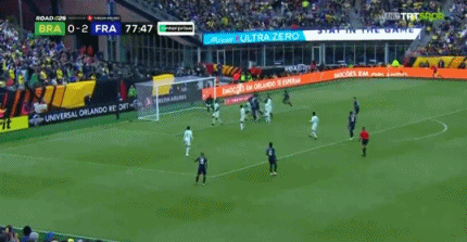 巴西1比2法国巴西队在美国吉列球场与法国队进行一场友谊赛。上半场，登贝莱助攻姆巴