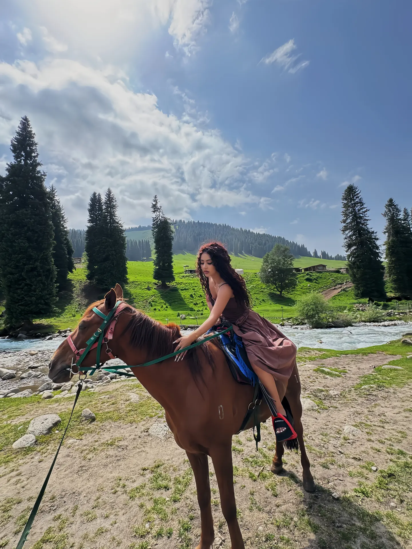 我两交换的吻，在彼此唇间烙下维纳斯的图腾，断臂的爱始终未能将未来拥入怀