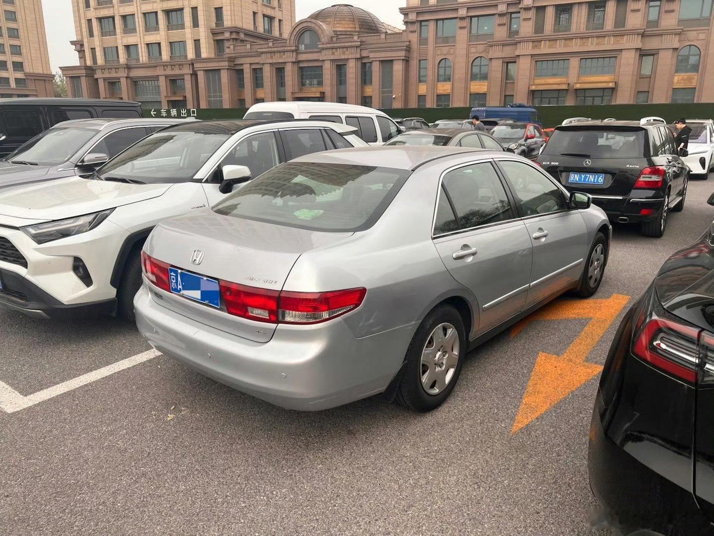 朋友有奔驰E Coupe，有GR Supra，有凌志LM，还有辆Absolute