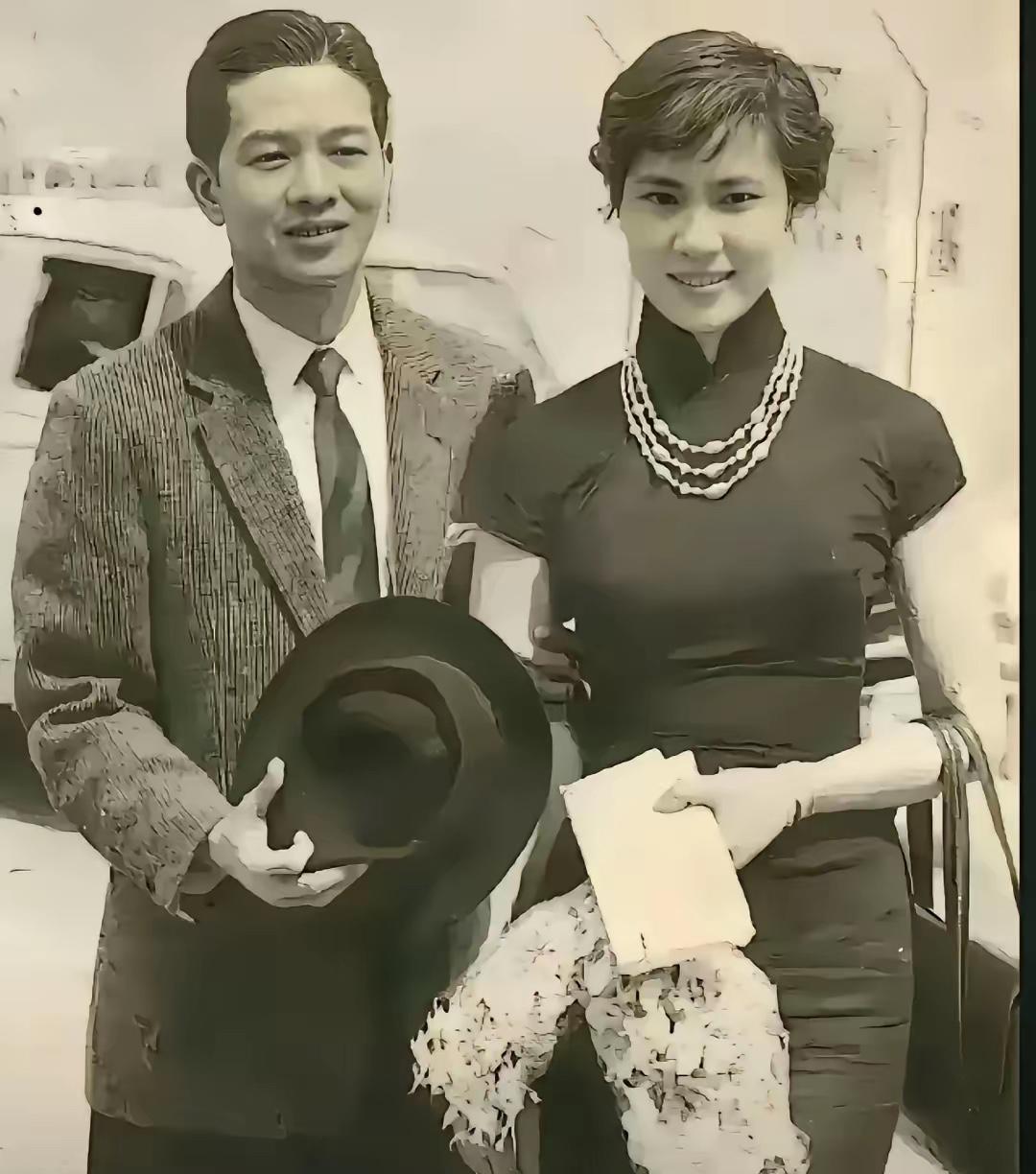 这是黄令仪年轻时的真实模样，都看看吧，她的眼睛特别好看，是标准的笑眼，一笑弯弯的