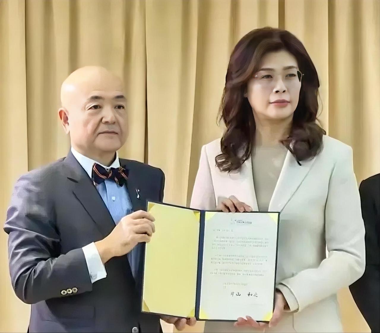 我很尊敬郑丽文女士，但她今天这个举动，个人觉得非常不妥！7月31日，郑丽文向日本