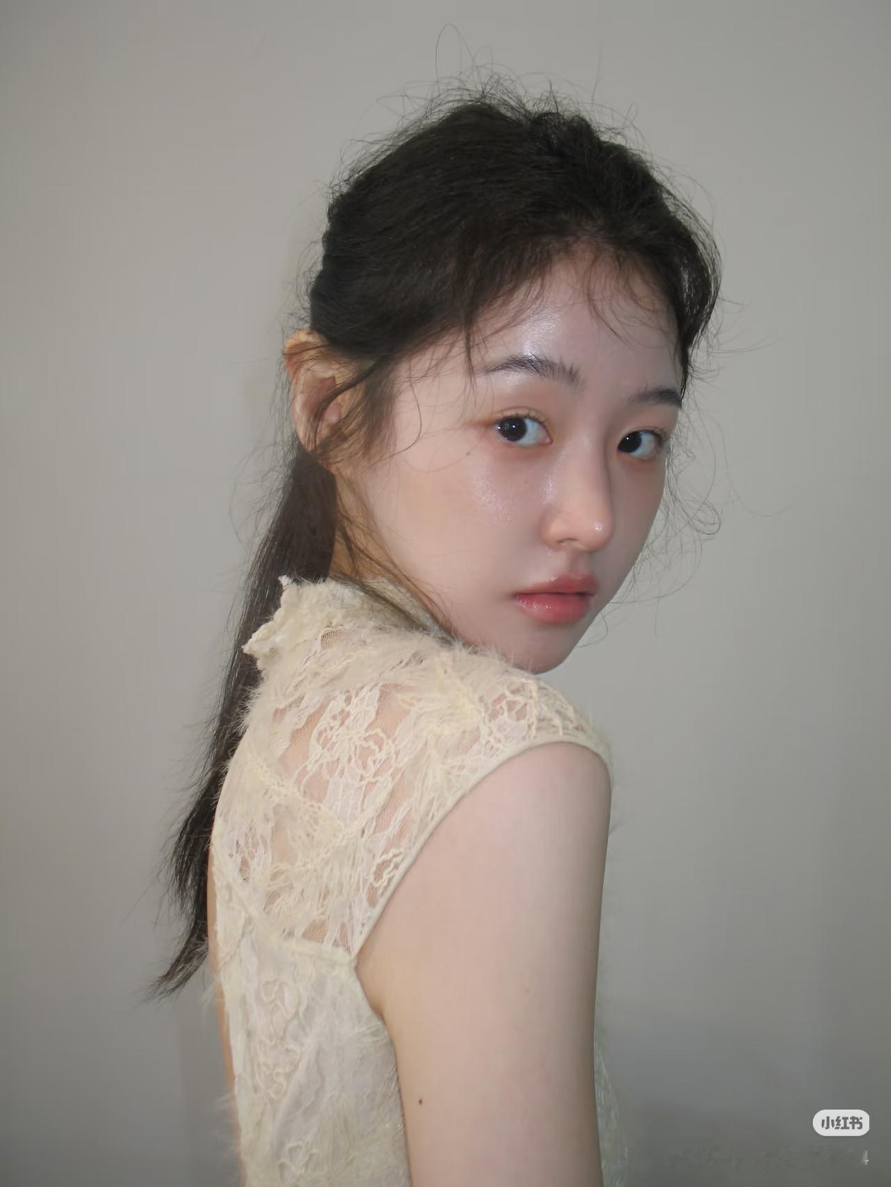 这姑娘头发有点乱，看着挺自然。