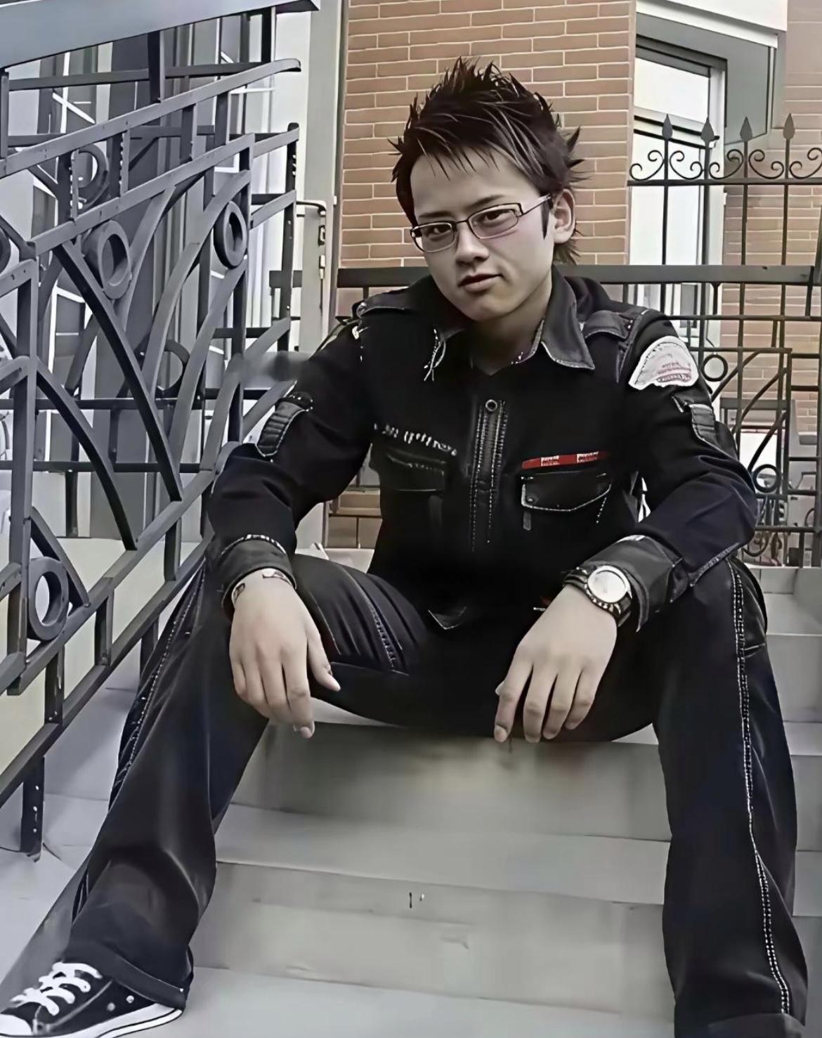 杰哥刚出道时，穿搭也是很时尚的[呲牙]