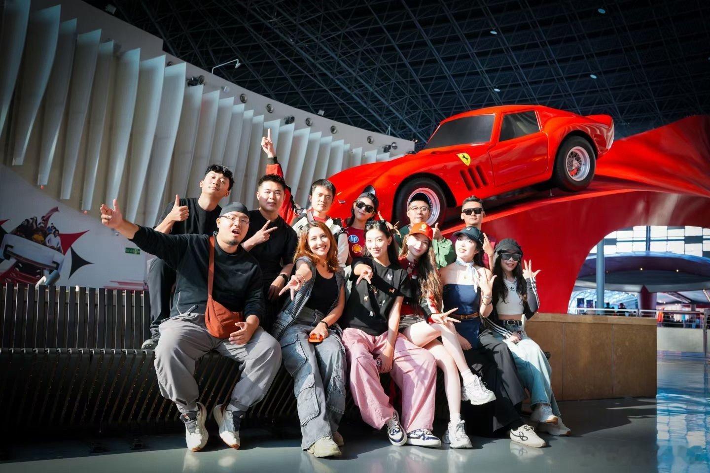 也算是在阿布扎比飙过时速240的人了～～坐上了全世界最快的过山车——法拉利世界里