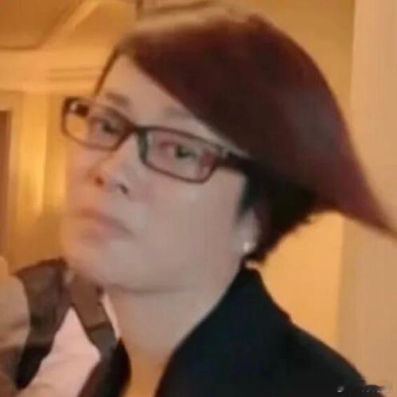 时尚博主曝刘亦菲裁掉胡玉荷的原因其实说白了们娱乐圈被裁的多了去了，刘亦菲也被裁过