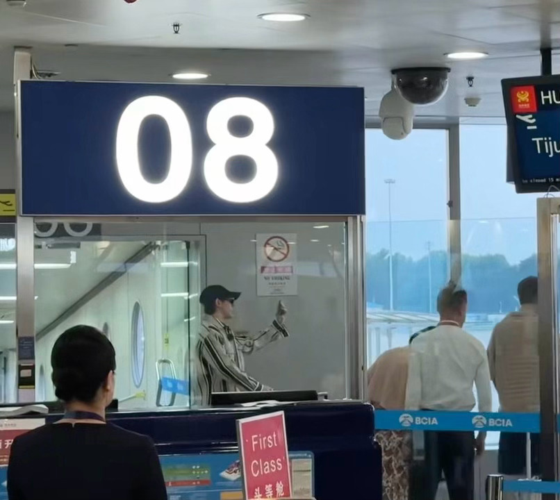 哥哥在记录什么呢？嘴巴在叽里咕噜的🧐 