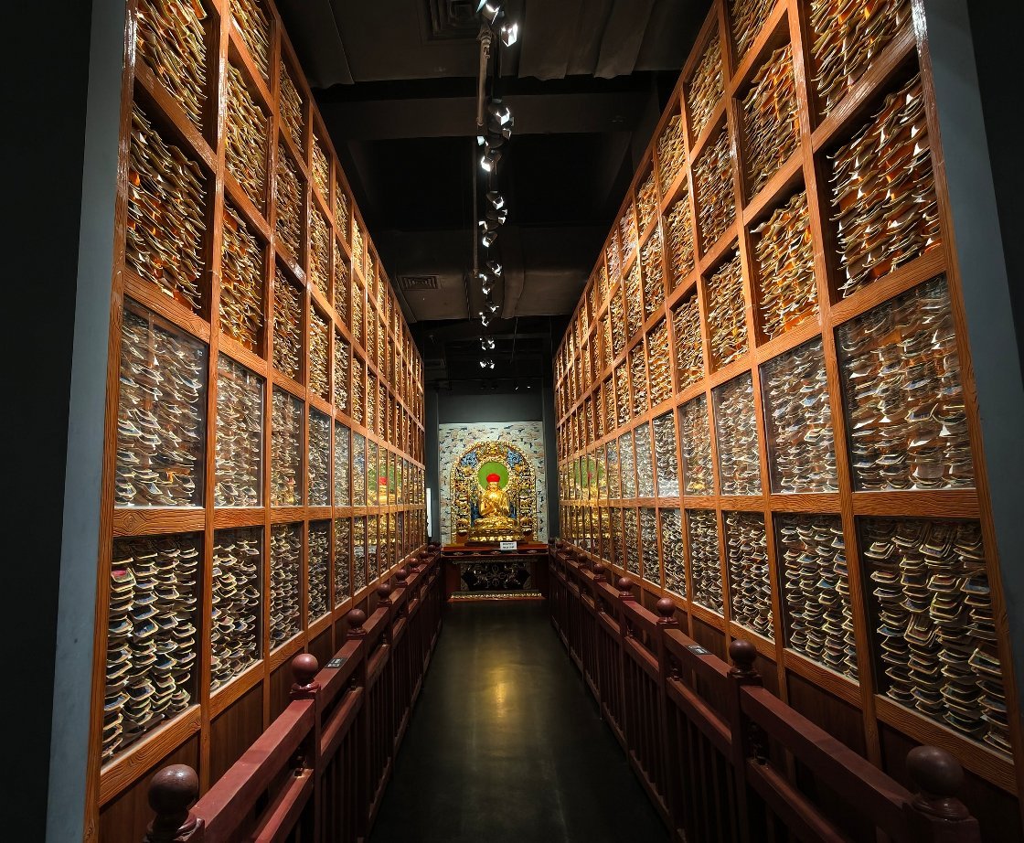 青春华章向青而行 【青海藏文化博物院——经书墙】萨迦寺慧海经山，是公元13世纪法