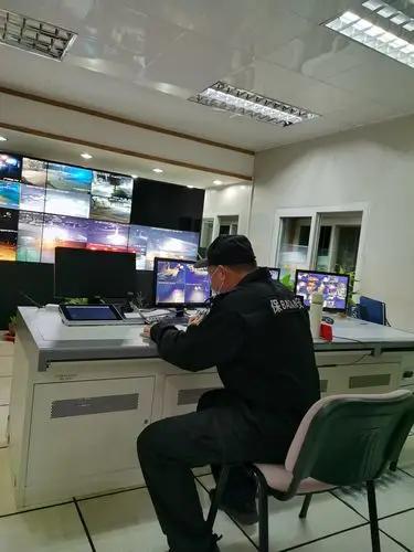 我72岁了，在政务区值夜班，岗亭里那个掉漆的搪瓷缸，是我最忠实的搭档。那晚，小伙