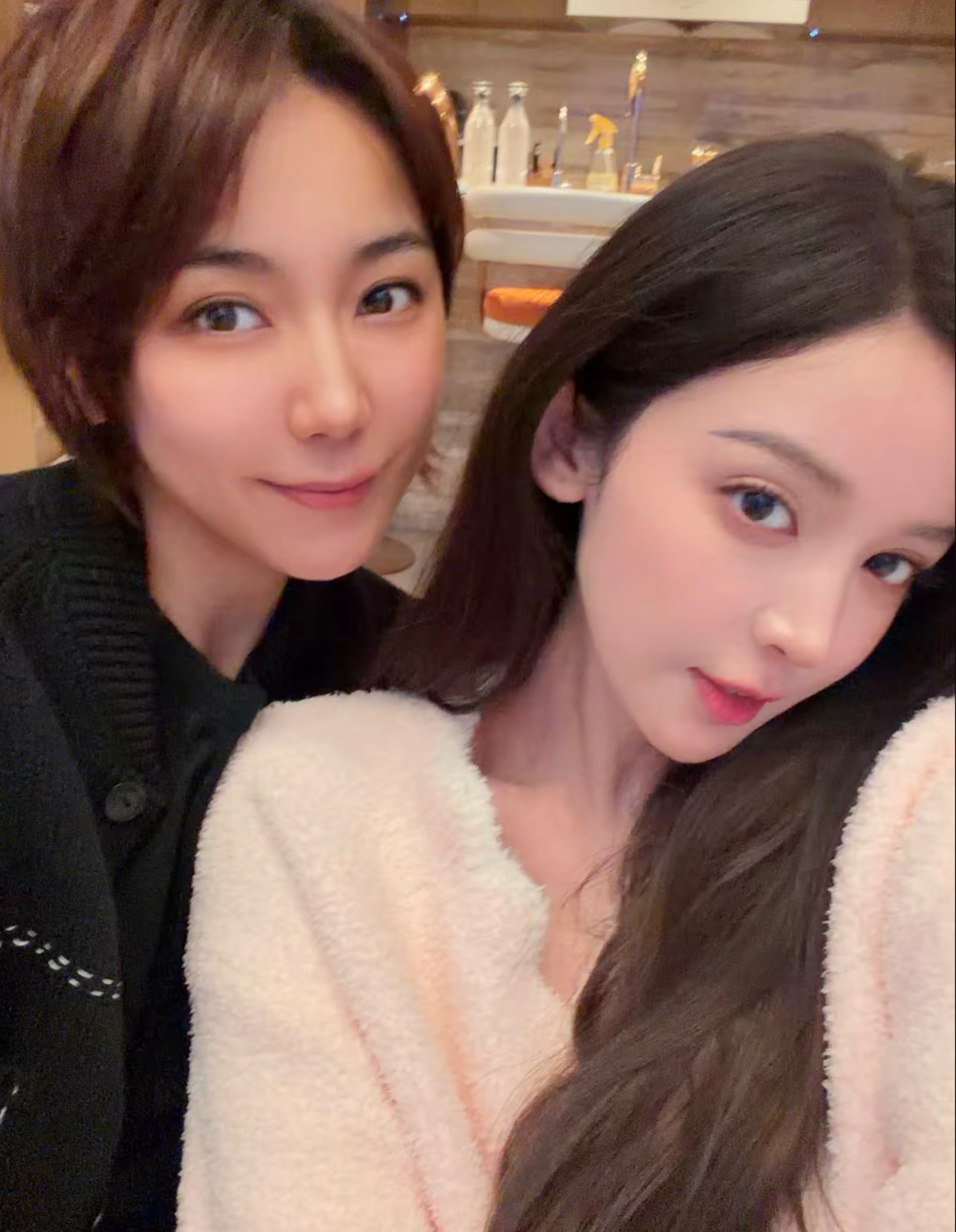 娜扎和姐姐合照 娜扎和姐姐的最新合照，好美的姐妹花