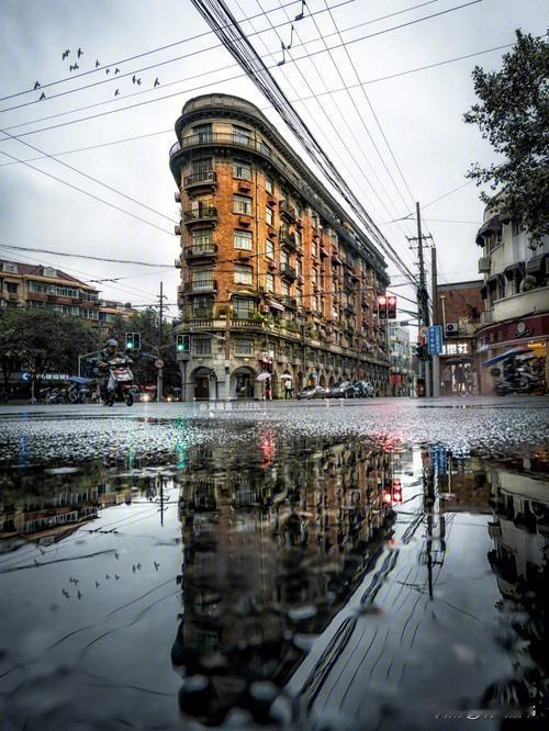 两个版本的上海梅雨季


今年上海的梅雨季很特别，也很有意思。先是官宣18日上海