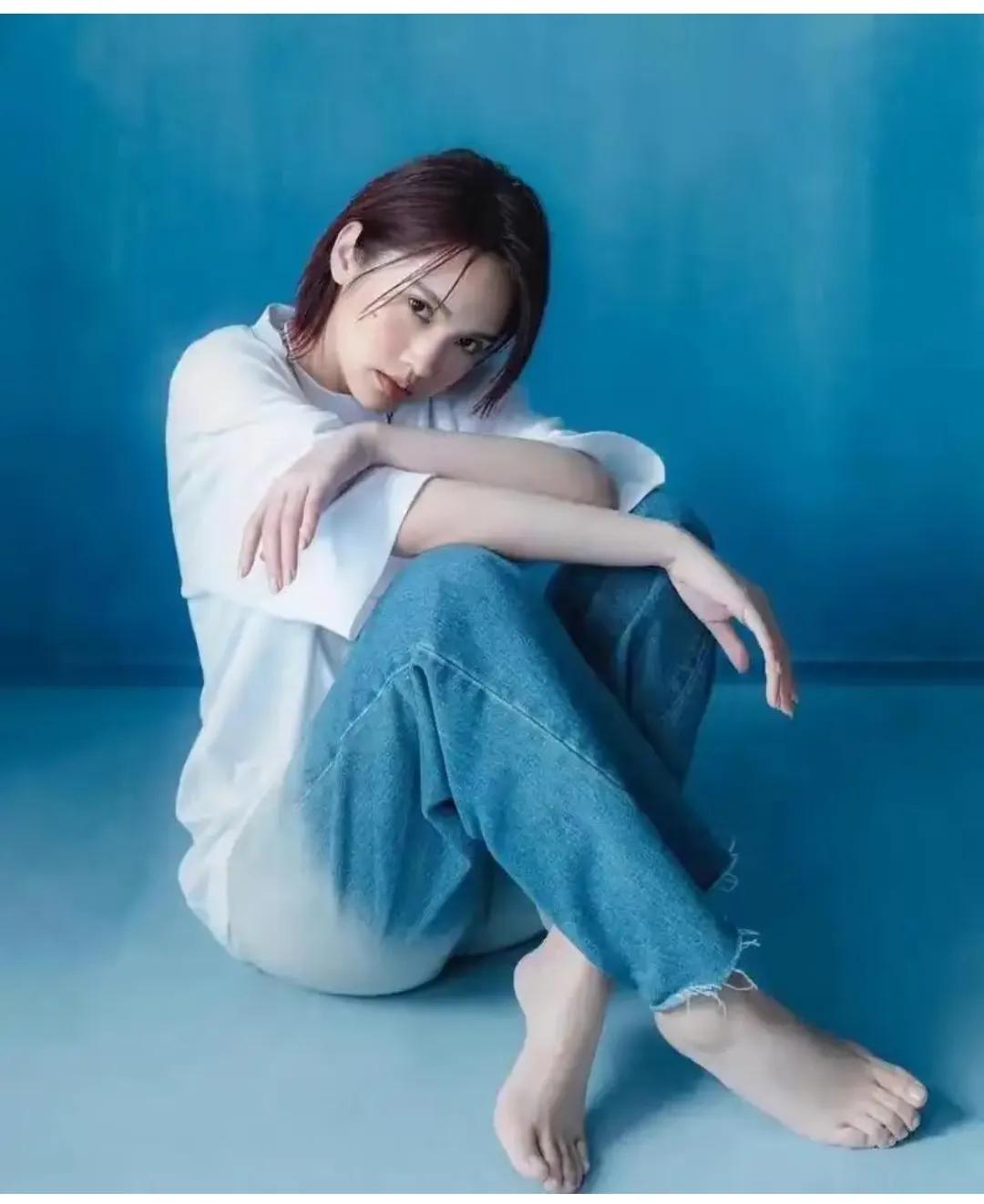 杨丞琳，宽宽的脚丫子。