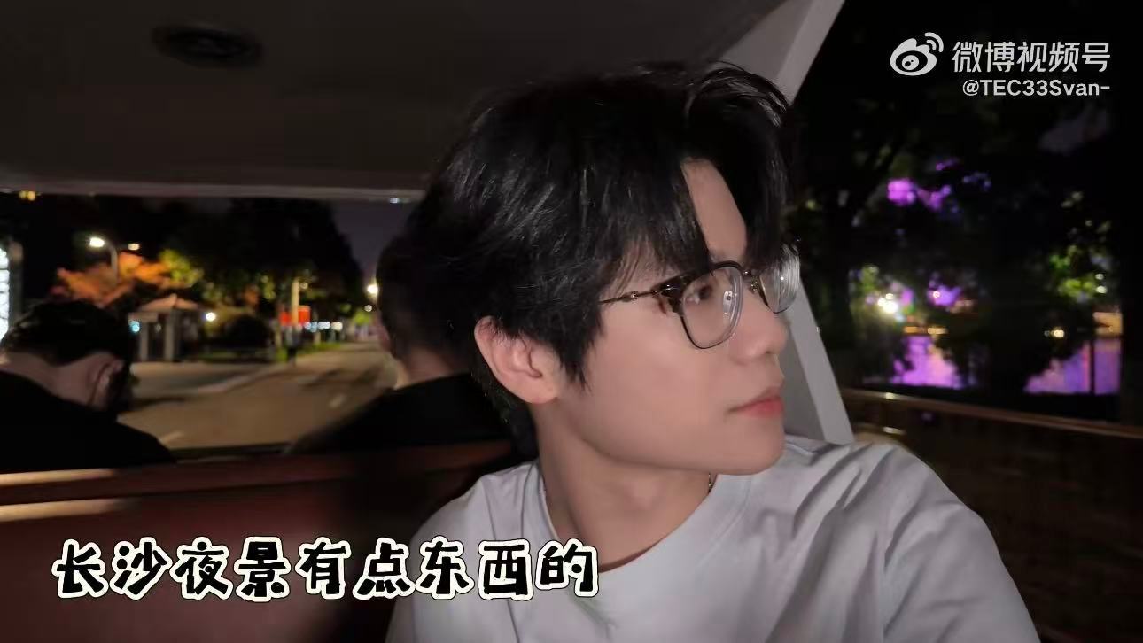 33Svan带你游橘子洲与33Svan共赏橘子洲夜景，江风缱绻温柔，目送湘水东流
