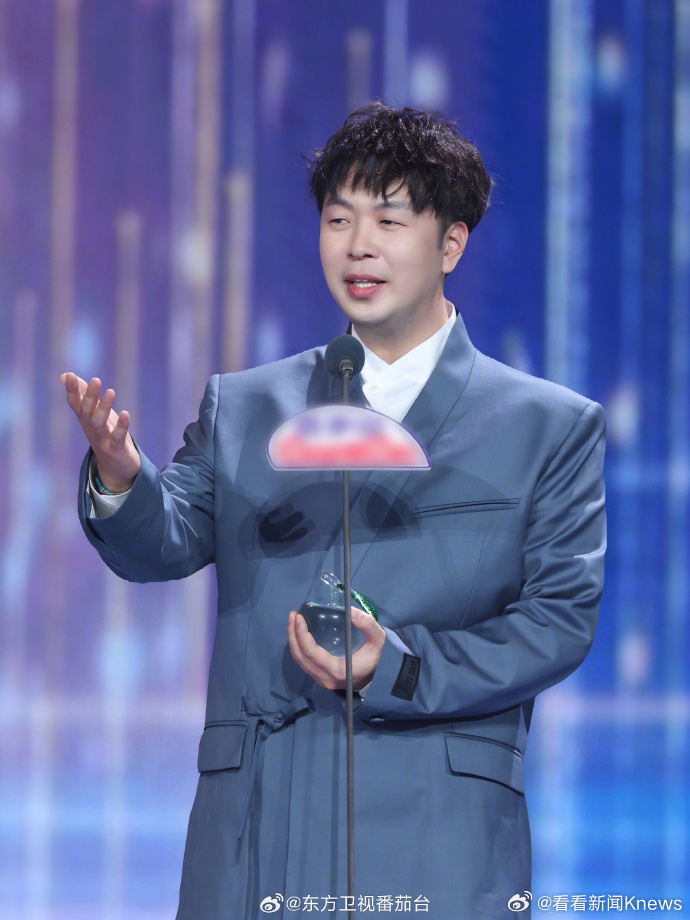 #微短剧品质盛典今晚播出#聚光灯下，定格高光时刻~ 《⼗⼋岁太奶奶驾到，重整家族