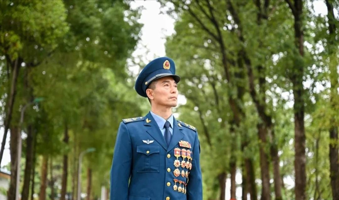 李艳庆，南部战区空军航空兵某旅一级军士长，电子技师，从事机务一线保障工作三十年，