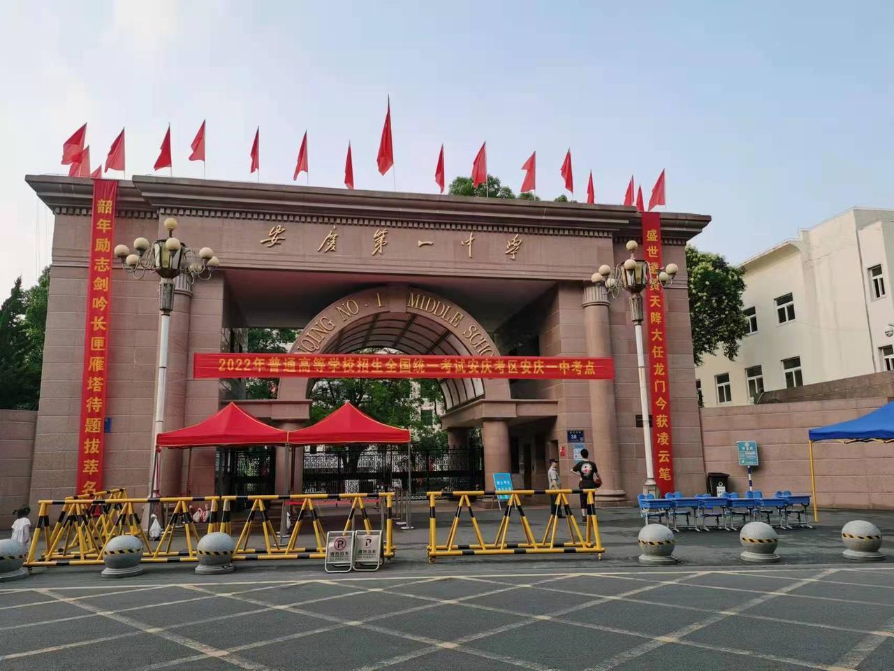 我认为应该管，孩子成年了不要替他作主，但可以参与建议，不能完全不管，但不能强行管