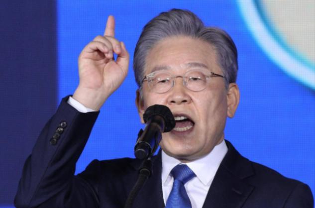 我有预感，李在明才是韩国隐藏最深的一头狼！8月15日，石破茂去靖国神社惨败，韩国