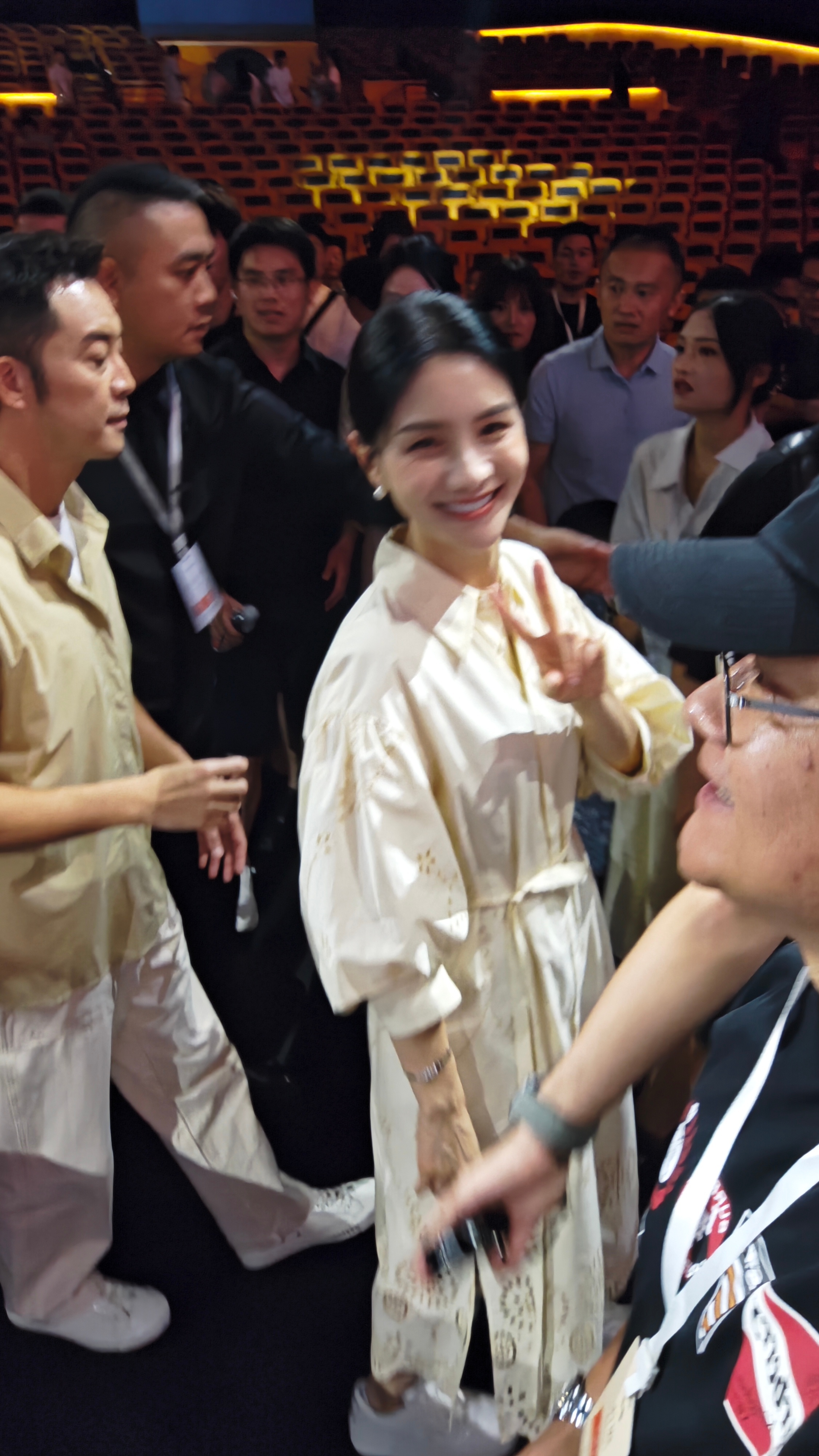 跟老师合了个影[嘻嘻]乐道l90沙溢胡可的一步到位之选 ​​​