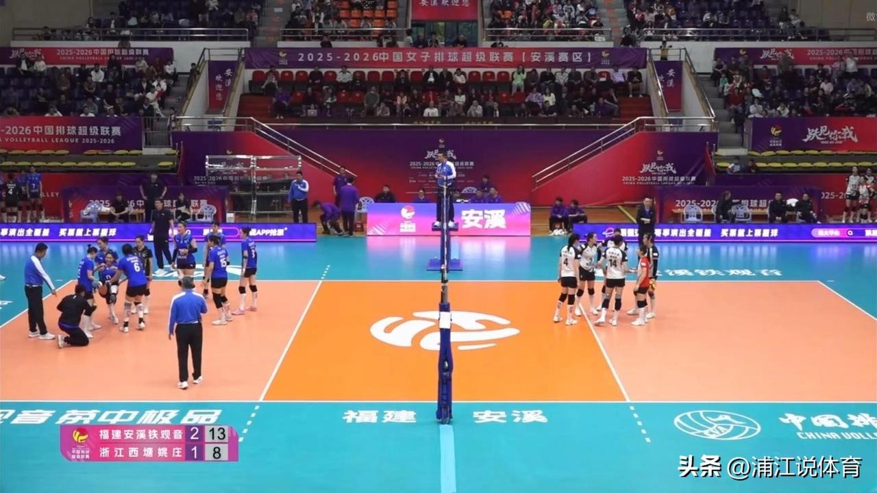 福建女排大将庄宇珊受伤！目前已经被队友抬下场接受治疗。庄宇珊太累了，尤其是上一场