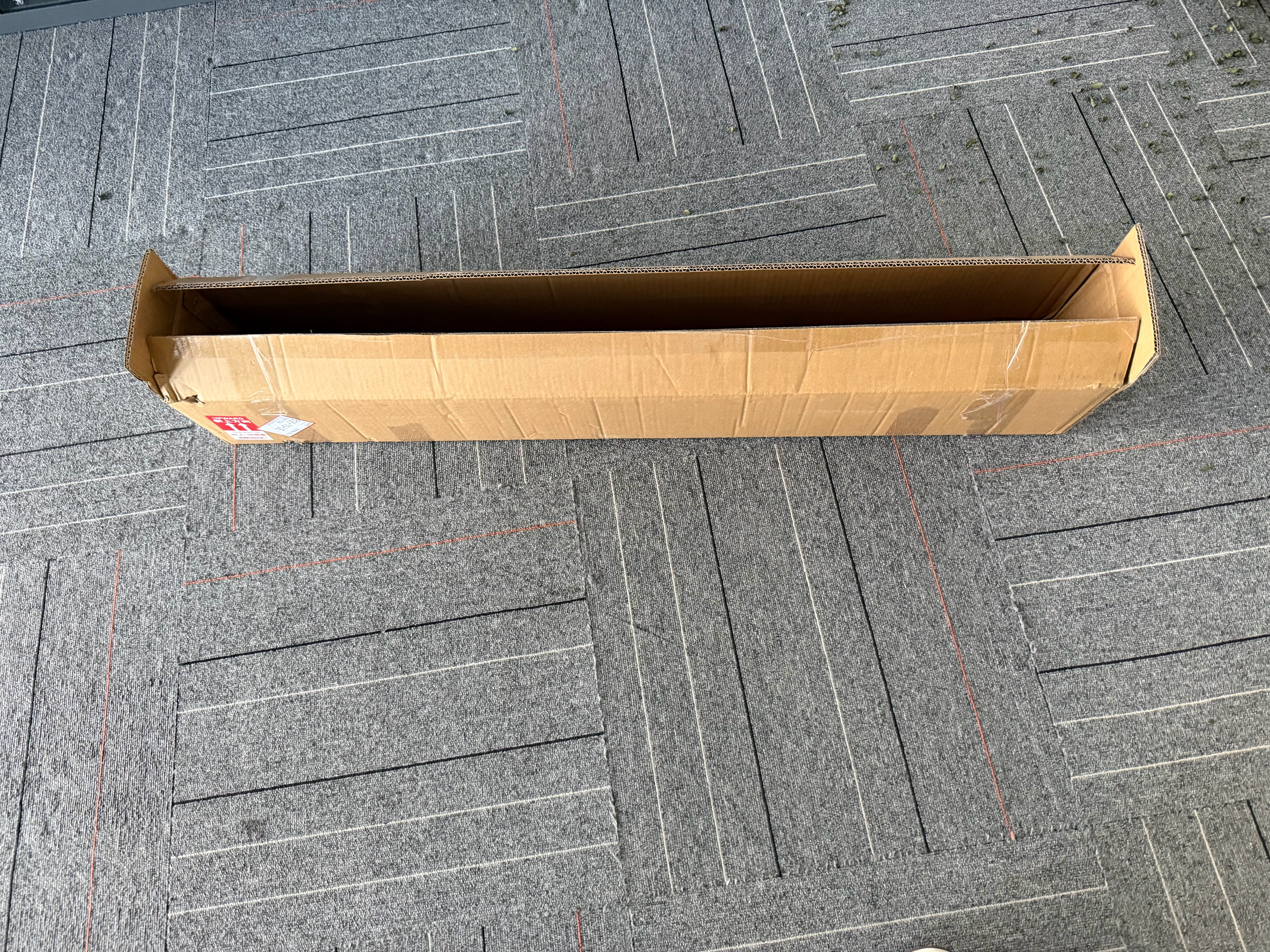 收到品牌方的邀请函～像是这么一个长纸箱物流包装盒，这个的时节在我们这，胶东地区，