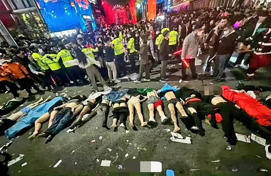 还记得2022年韩国万圣节夜的首尔梨泰院踩踏事件吗？有一部分遇难者的衣服被挤掉而