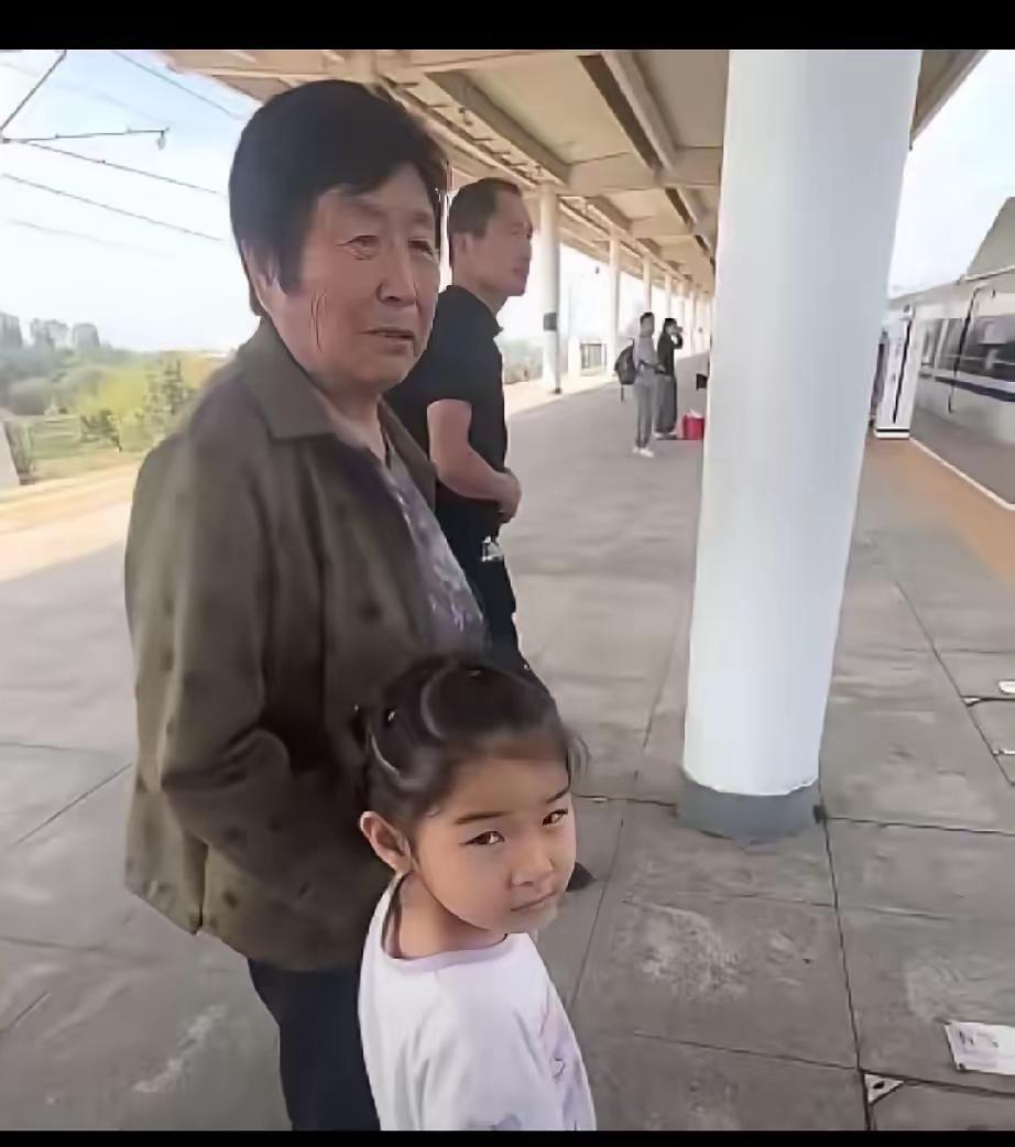 也是稀罕，熊磊的婆婆杜为啥在婆家这边混得那么好呢？
你看，这堂嫂的婆婆竟然代替熊