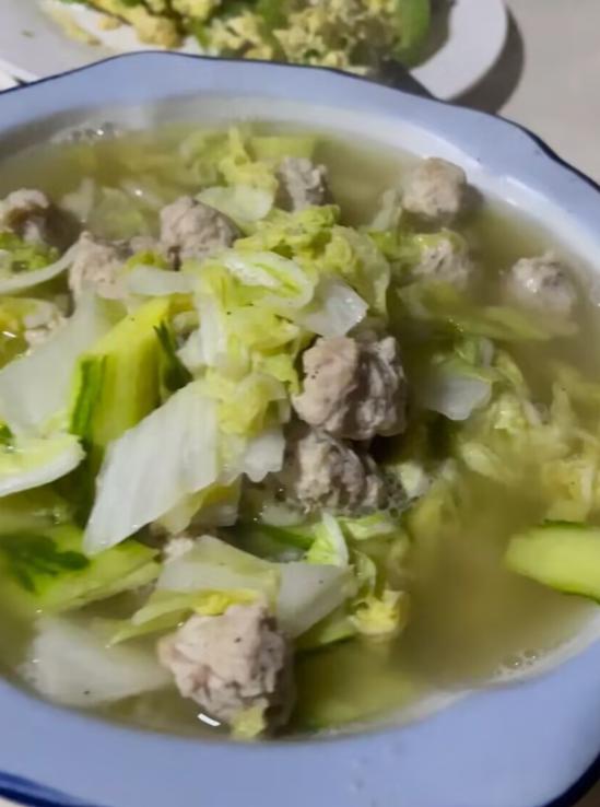 以后说嘛也要开一家饭店，哪怕小点也没事，滕州一家饭店老板一家三口这些日子就待在饭