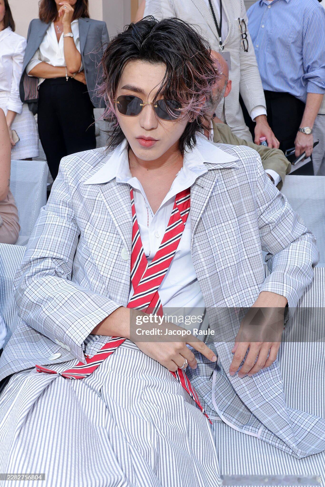 蔡徐坤裙装造型亮相Thom Browne 2027春夏男装秀，G社生图好能打蔡徐