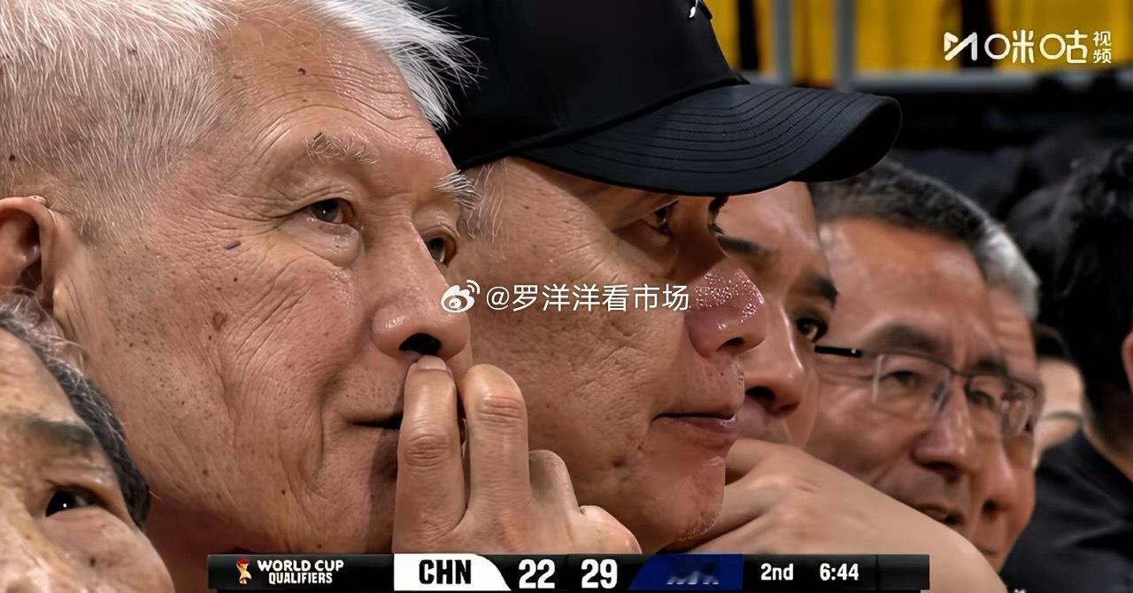 郭士强的恩师蒋兴权场边观赛，陷入沉思，百思不得其解，世预赛打韩国为啥没有辽宁队球