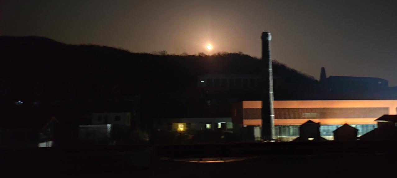 凌晨四点的山边工厂：一场月亮与人间烟火的静默相遇

凌晨四点，大多数人还在梦乡里