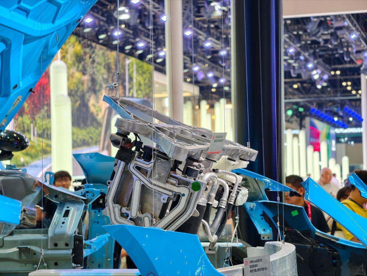 现场小米用了几乎四个车位展示一辆彻底拆成零件的新SU7，展示了之前发布会上讲的各