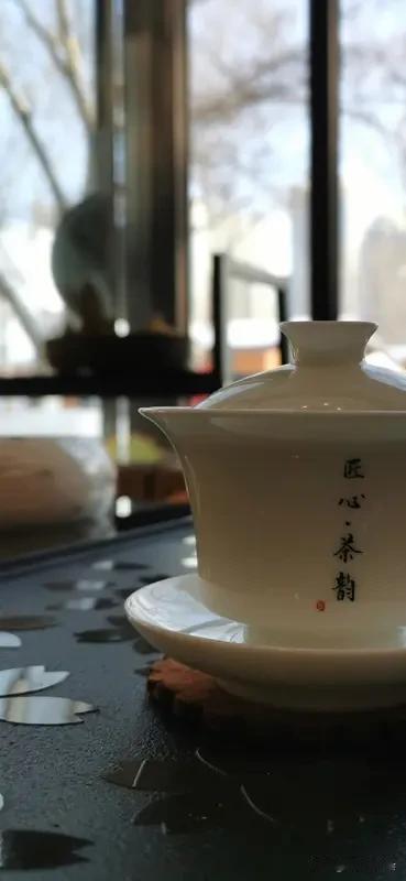真心话茶局，是个好东西。茶局可不只是喝茶，更像是一场人心的透视镜。
熟人局最自在
