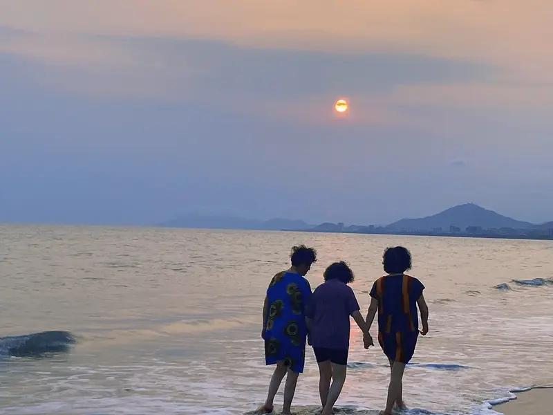 人的一生该怎么活，这问题就像一团迷雾。很多人被社会标准裹挟，忙着追名逐利，像上了