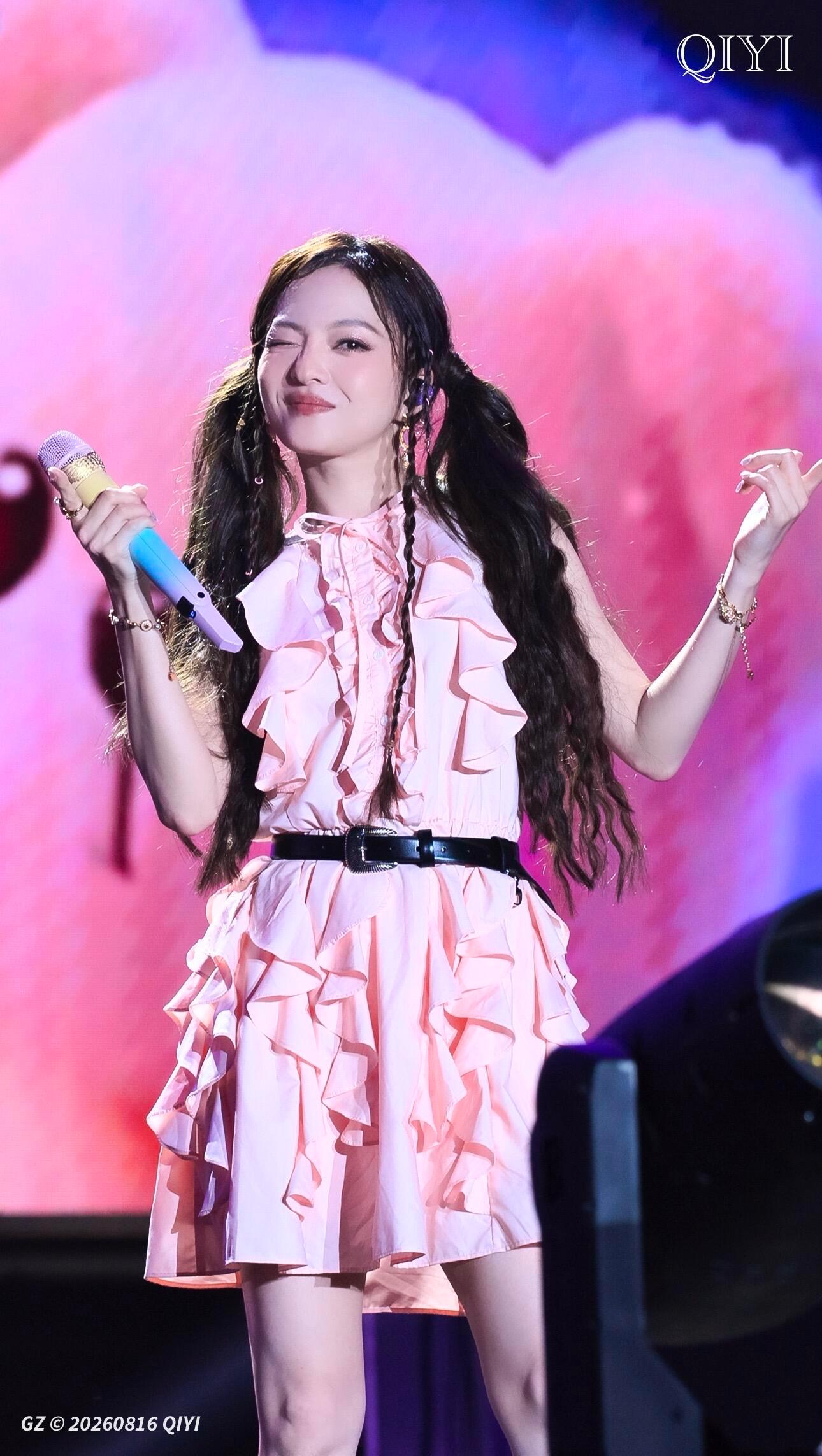 张韶涵强大的路人盘经典曲目传唱多年，张韶涵拥有稳固路人盘，一开唱就能唤起大众青春