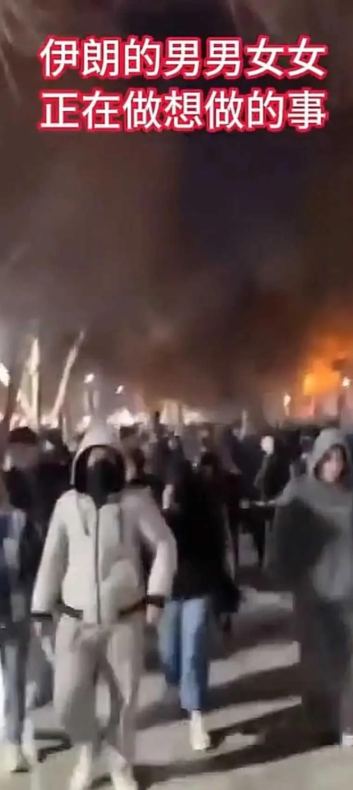 刚看到一条消息，就在昨天晚上，伊朗大批民众已经占领德黑兰首都国际机场，目前有多架