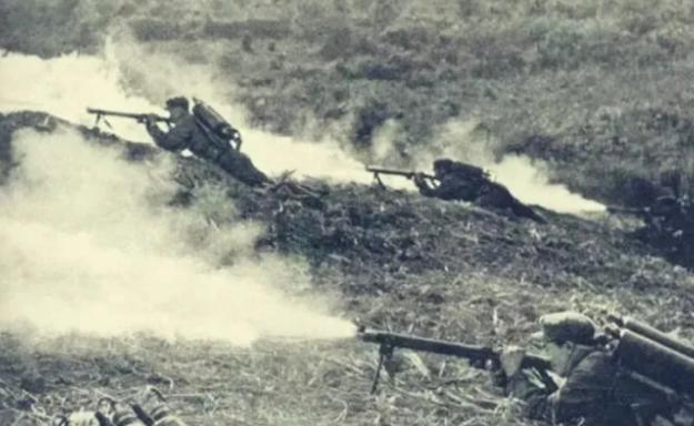 1979年，我军攻打越军暗堡受阻，罗兴元拿着74式火焰喷射器，走到连长面前，自信
