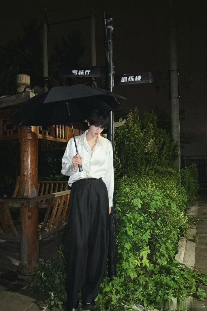 展示宽肩窄腰大长腿 