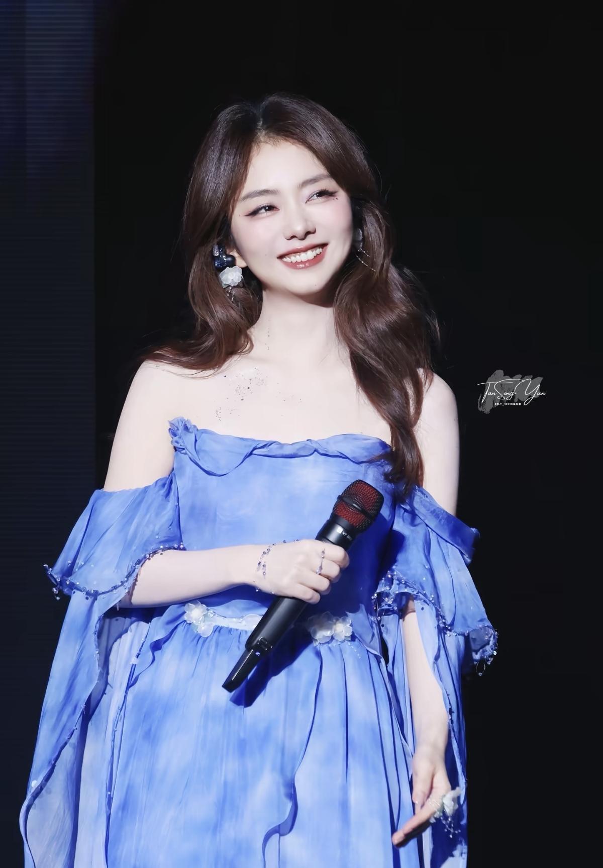 当谭松韵拿起话筒，整个舞台都被她的笑容点亮了[给力]谭松韵的舞台，永远带着不褪色