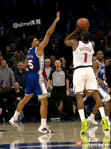 全世界都在为哈登这一投篮被犯规没有吹而打抱不平。