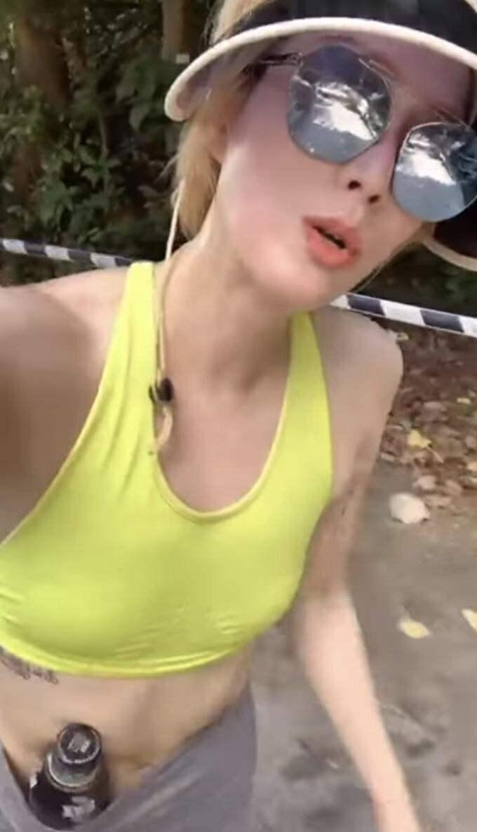 不雅观！香港天后爬山将水杯塞进腰间裤子，网民对其举动掀热议。近期，一组香港天后郑