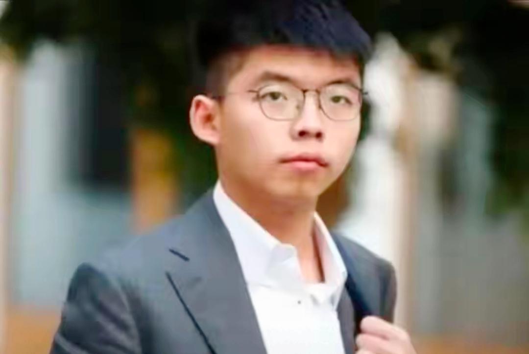 港独分子黄之锋当庭认罪，他今年30岁，我帮他算了一笔账。他进去时24岁。
 
一