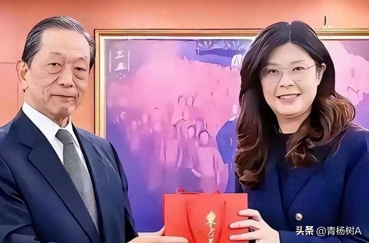 本以为郑丽文是个心直口快的女人。可事实让我们认清了他是个精于算计，脚踩几只船的投