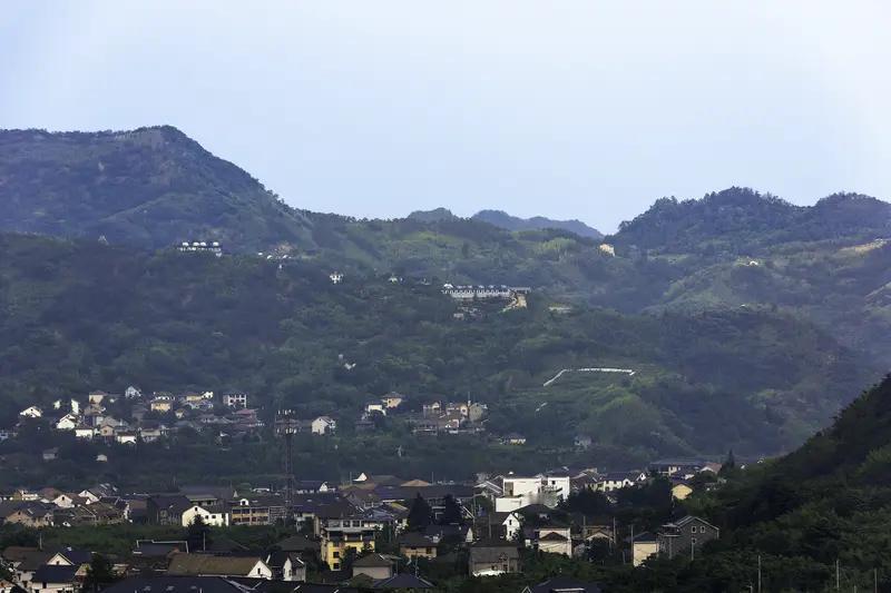 上联：雨润烟村，黛瓦青山笼晓雾；
下联：风摇竹径，青峰碧水映朝晖。