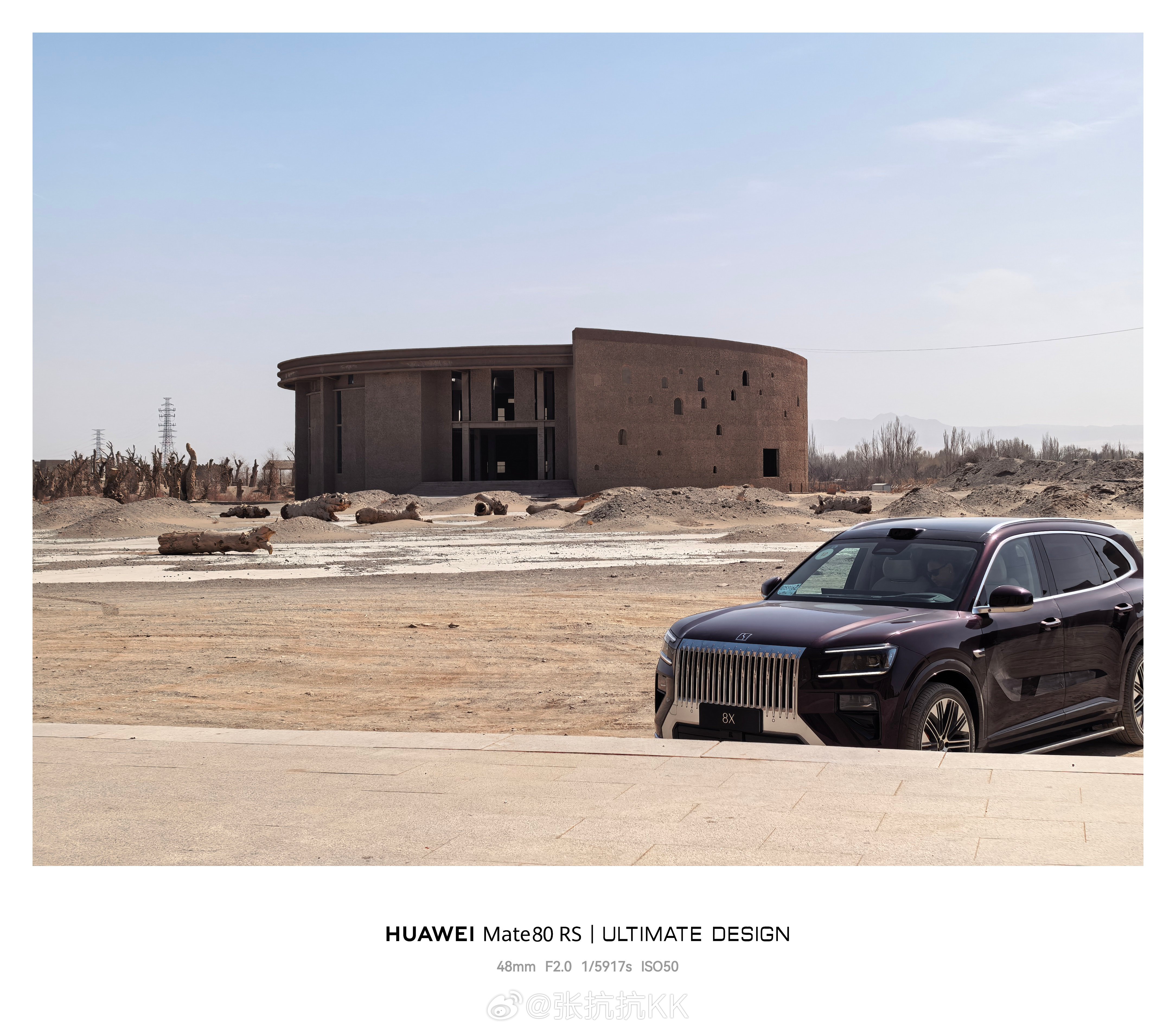 敦煌没有温馨的草地，更多的是一种干燥、苍茫的灰色。但恰恰是这种干燥，让壁画等文化